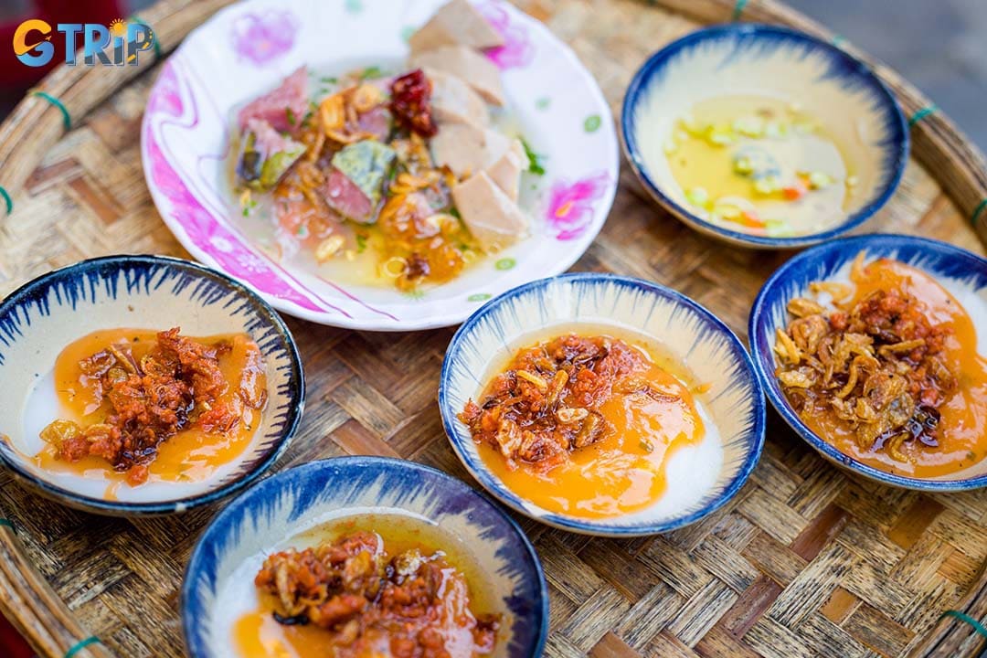 A delightful platter of small, steamed rice flour cakes (banh beo) is something you have to try when visiting Hoi An Market